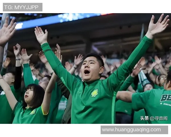 球迷模仿偶像球星展现热情激情与独特创意风采